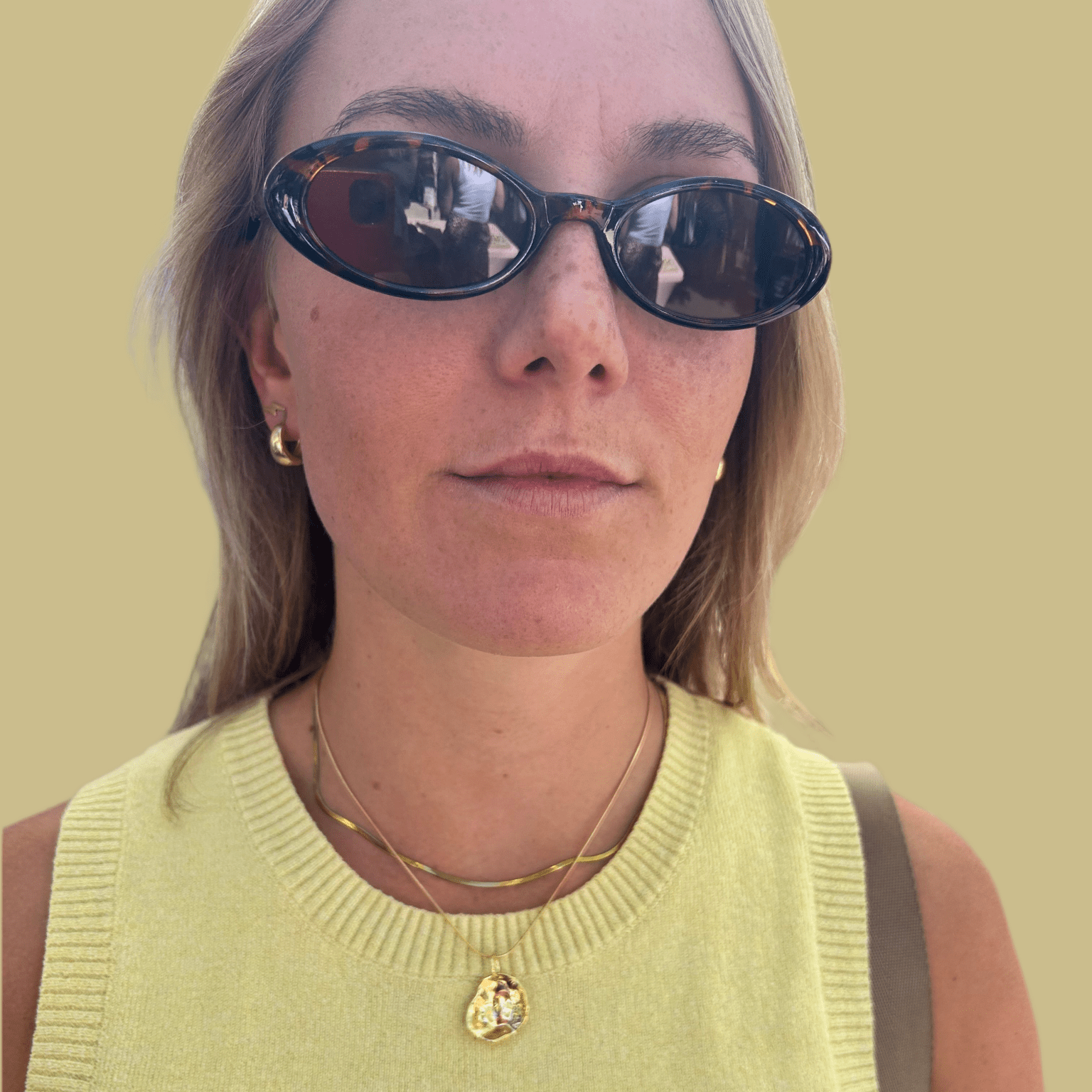 Model n oyster shell shaped pendant necklace