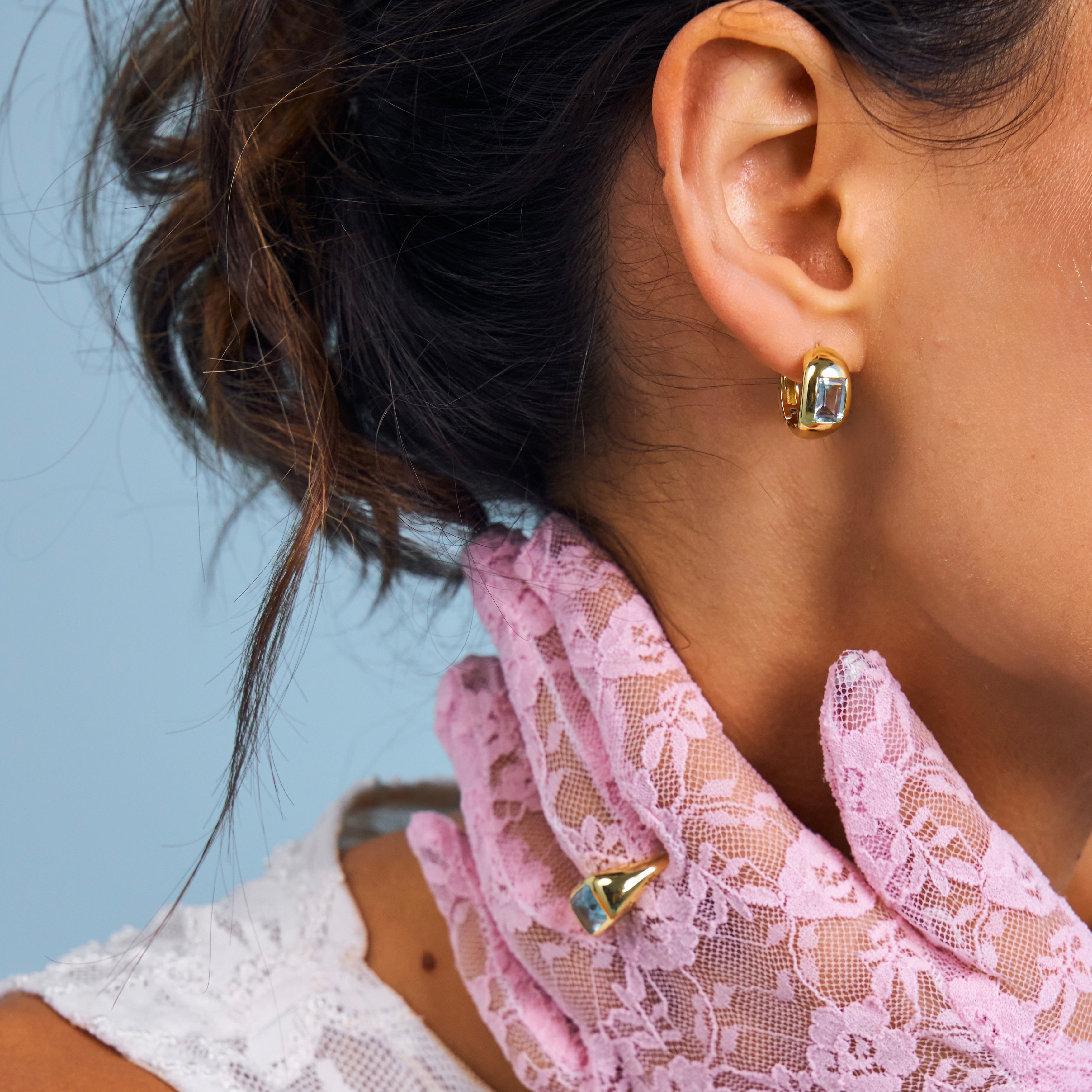 Elegant 18k gold hoops with Aquamarine stone