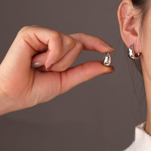 Raindrop shaped earrings in high quality silver