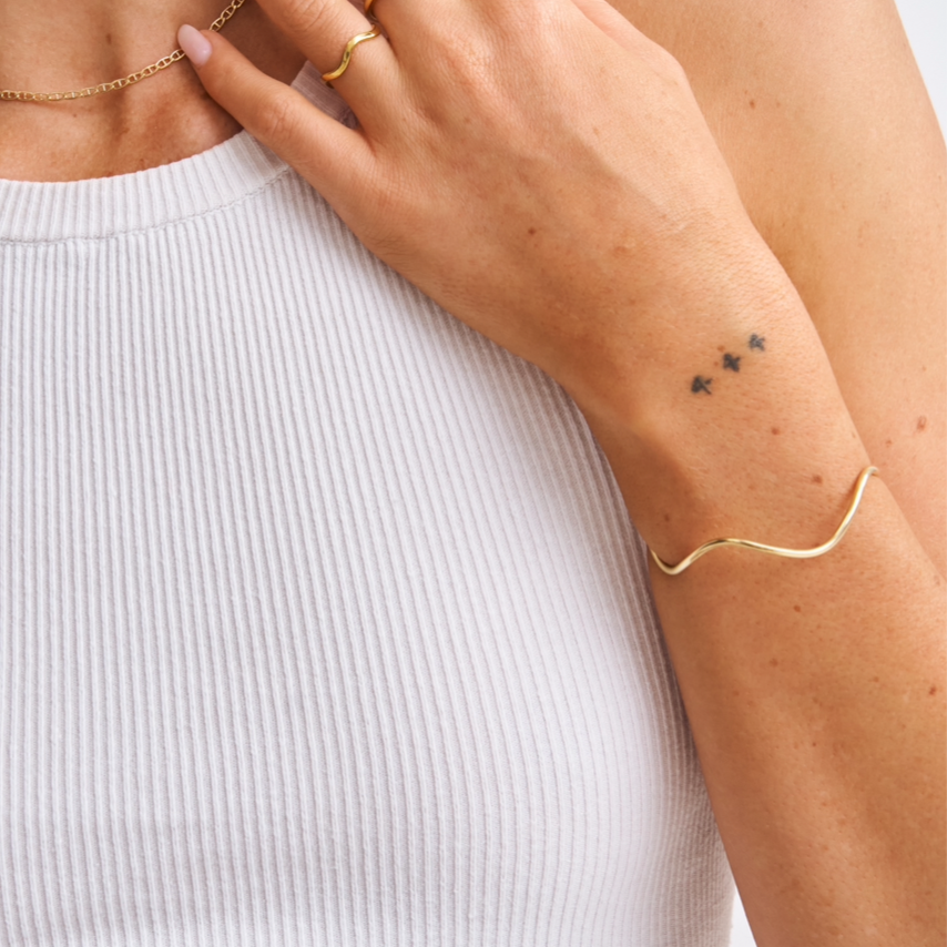 Wavy, adjustable delicate gold bangle