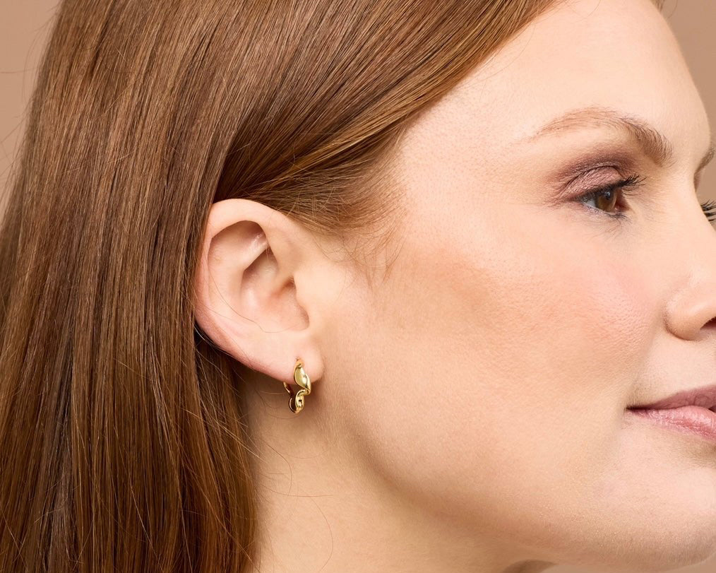 Model in Nyborg gold twisted vermeil hoops
