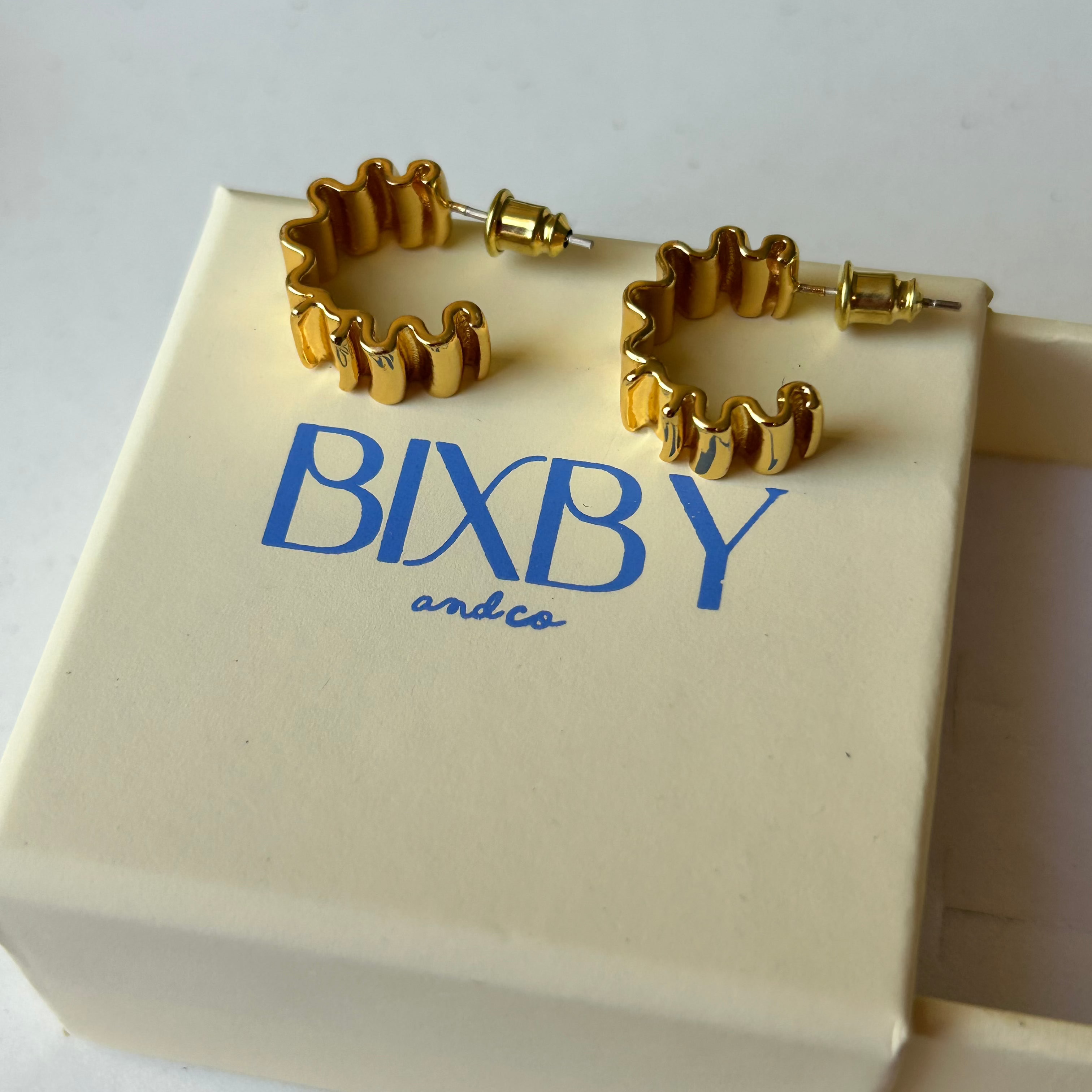 Mona gold ripple earrings 