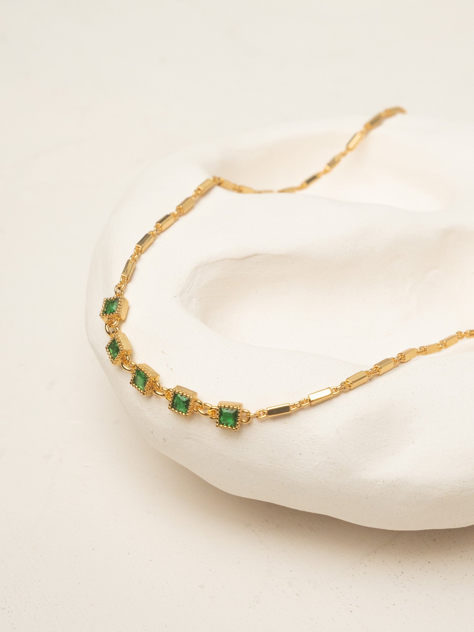 Necklace with recycled green glass 