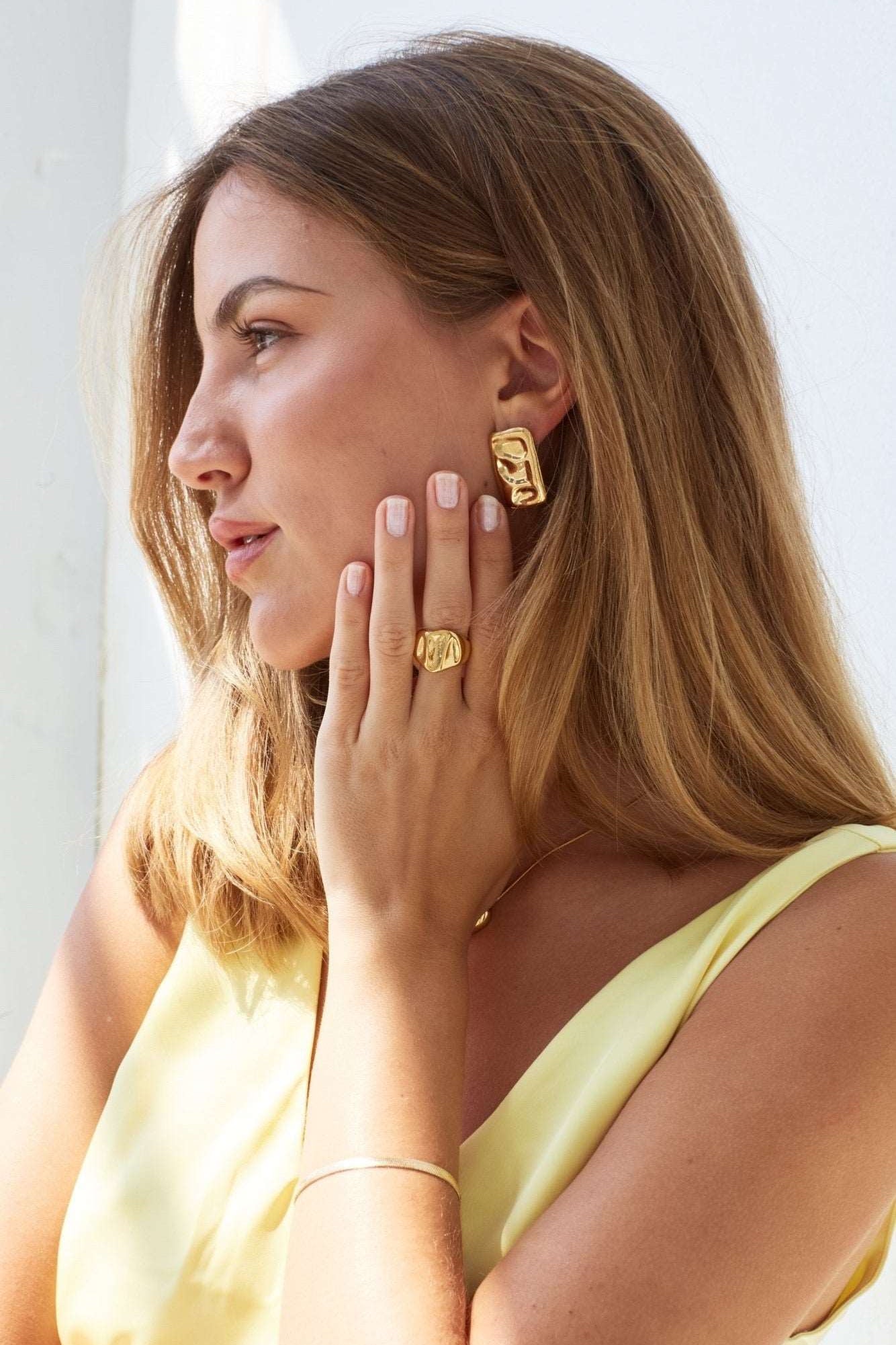 The Miro Studs gold earrings 