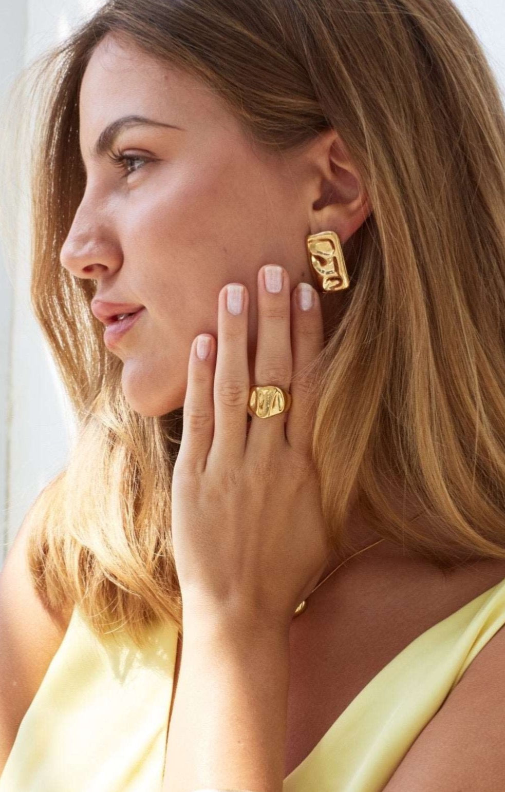 The Miro Studs gold earrings 