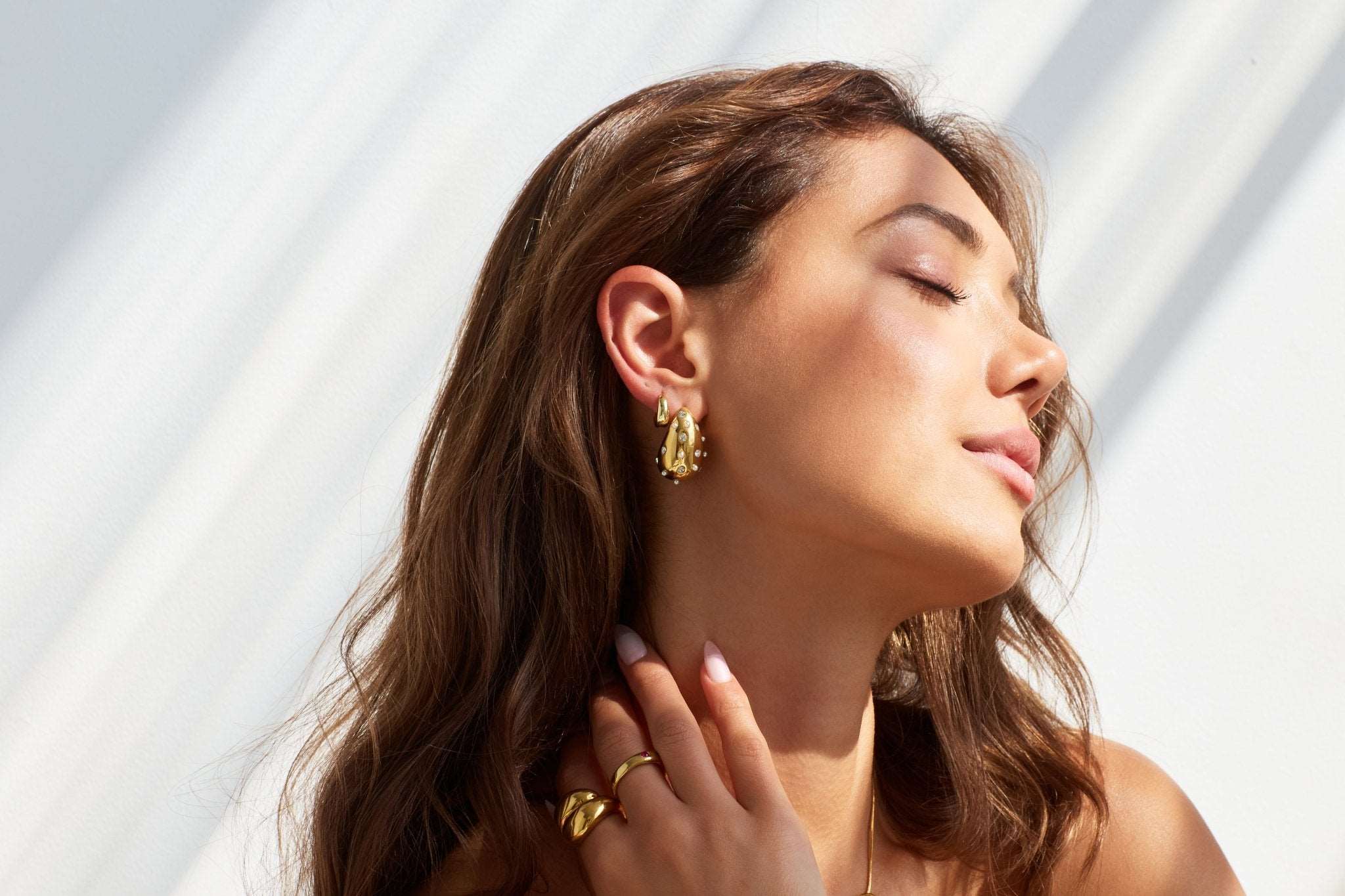 Model wearing Bixby and Co teardrop pearl and diamanté earrings